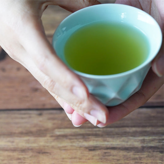 お茶の茶葉はグリーン、でも「茶色」がブラウンな理由とは