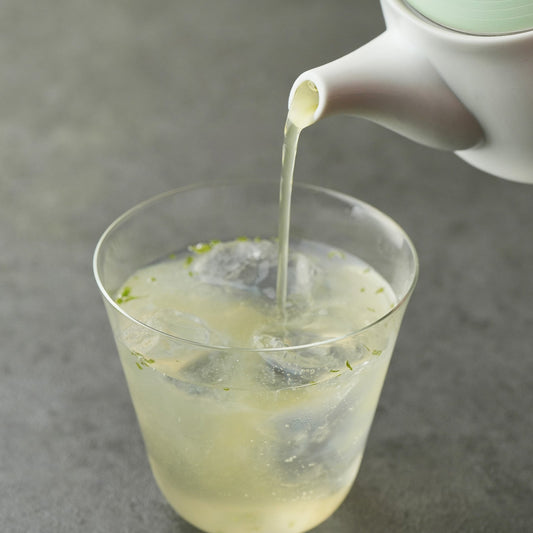 新茶と大葉で楽しむ、香りの炭酸割りレシピ