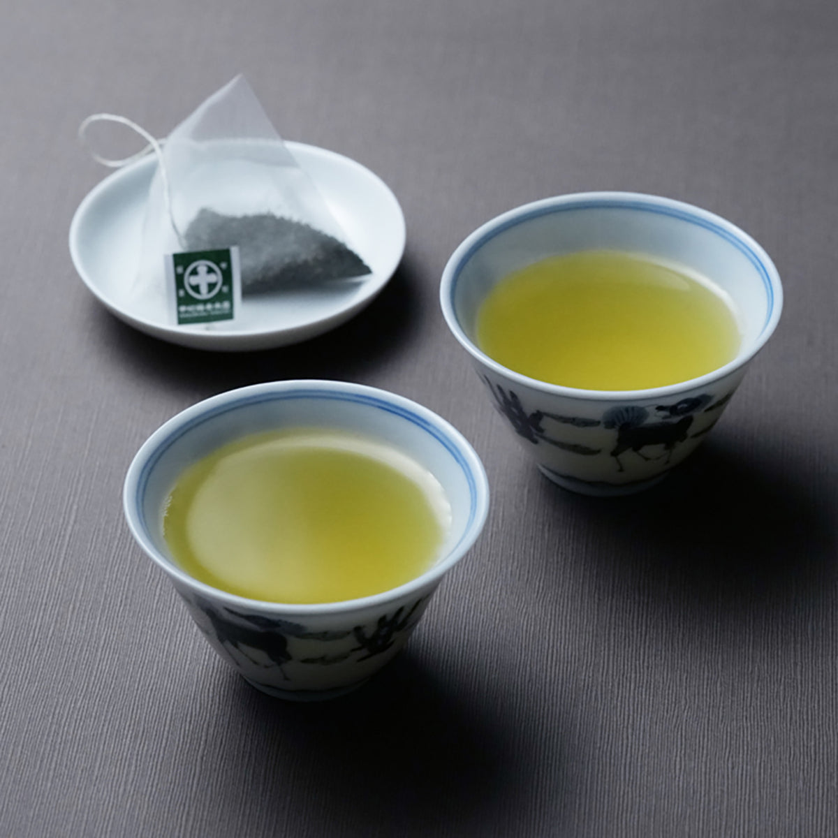 京都 宇治 中村藤吉本店 藤吉茶。お茶の入ったお湯呑みが２客とティーバック。