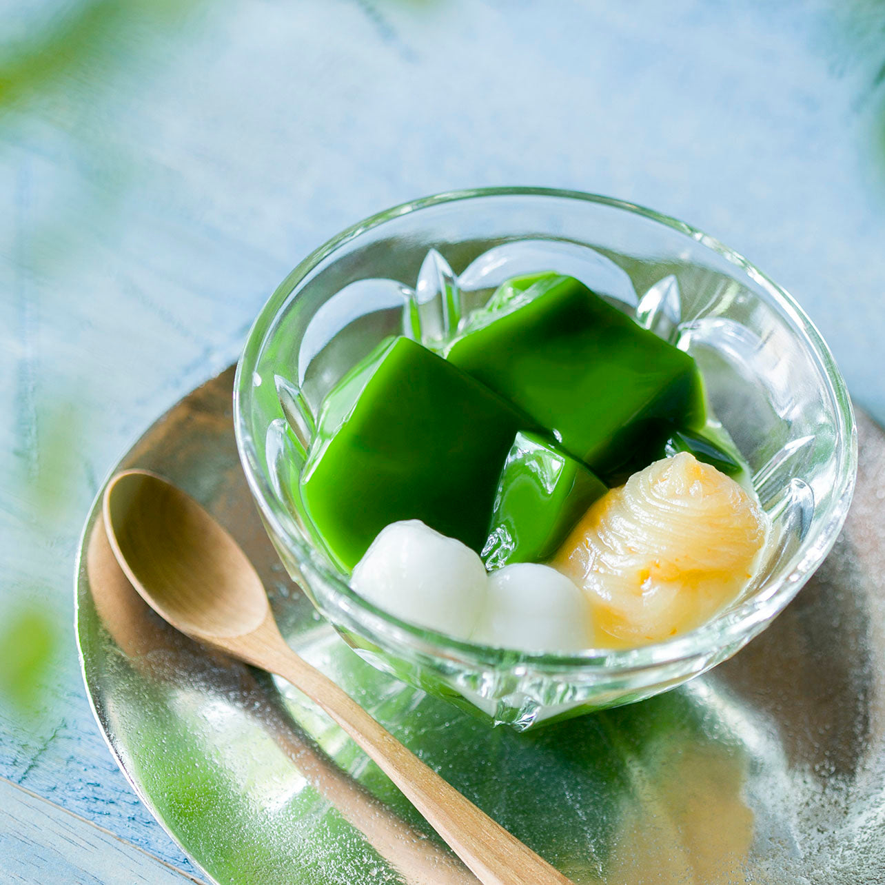 濃いめの抹茶ゼリイに、いよかんピールや夏みかんを練り込んだ特製餡と白玉添えた夏にぴったりの生茶ゼリイ