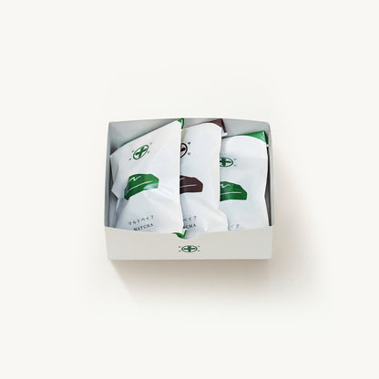 京都 宇治 中村藤吉本店 のマルトベイク［抹茶］と［ほうじ茶］。アーモンドプードルとバターのコク、抹茶の旨味とほうじ茶の香ばしい風味を引き立てたフィナンシェ詰め合わせ。