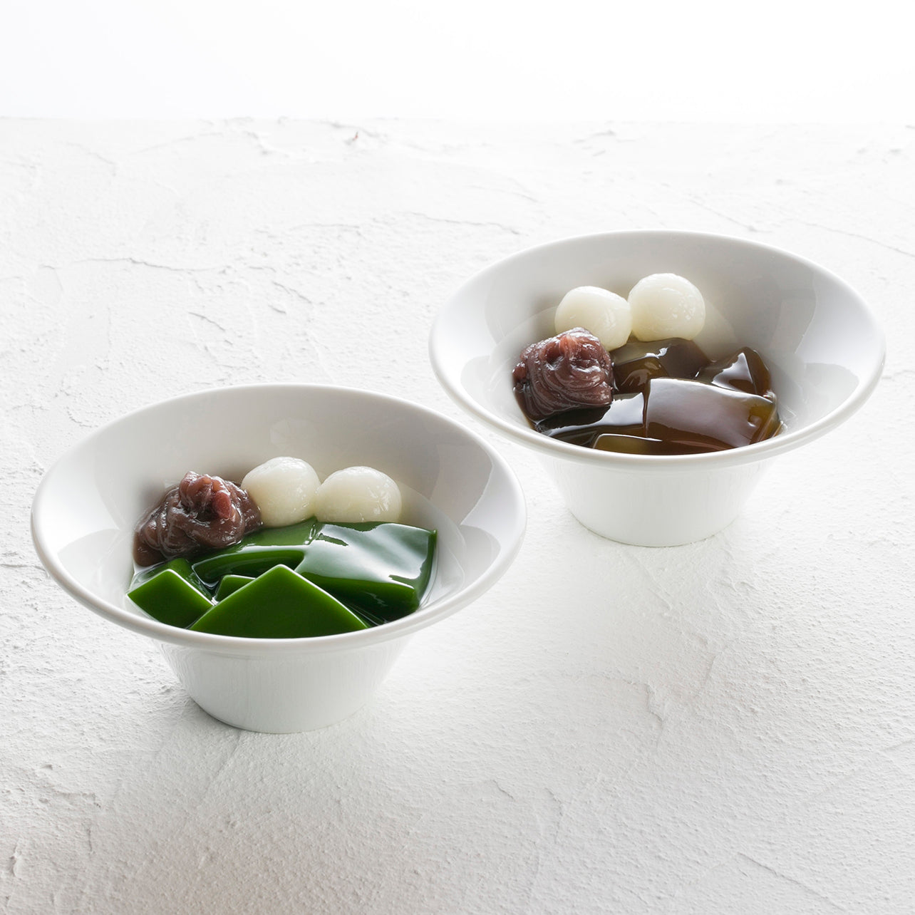 京都 宇治 中村藤吉本店の甘さ控えめの小倉餡とモチッとした白玉、ぷるんとした食感が楽しめる生茶ゼリイ［抹茶］と［ほうじ茶］。