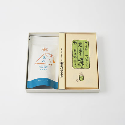 京都 宇治 中村藤吉本店のお茶菓子の詰め合わせ。抹茶をふんだんに使用した和三盆糖の兎の形の干菓子、『兎菓子』と「藤吉シリーズ」の煎茶藤吉ティーバックのお箱入りのセット。