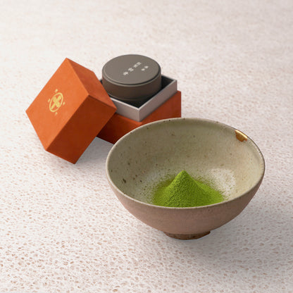京都 宇治 中村藤吉本店の極上抹茶「別製初昔 弍號」缶入り。2024年全国茶品評会高評価の宇治・白川産「あさひ」品種の碾茶。金ロゴ入りの赤金専用箱付き。