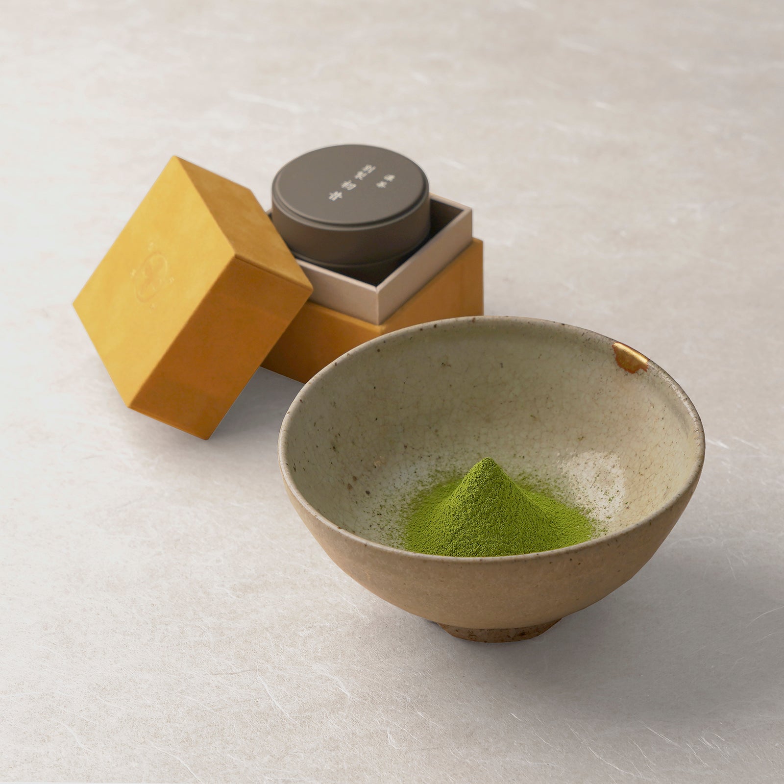 京都 宇治 中村藤吉本店の極上抹茶「別製初昔 参號」缶入り。2024年全国茶品評会高評価の宇治・白川産の「うじひかり」。ロゴ入りのやまぶき色の専用箱付き。