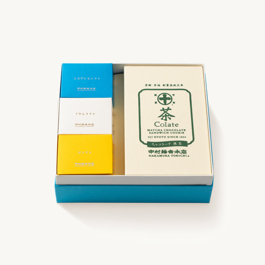 中村茶、煎茶、そして季節限定の水出し煎茶の三種を揃え、
冷たい一杯から日常のお茶まで、気軽にお楽しみいただけます。

抹茶の旨味を感じるサクッとした食感のクッキーに、
厚みのあるショコラをサンドした『茶Colate［抹茶］』を合わせ、
お茶と甘味のやさしいひとときを演出します。

見た目にも涼やかな、夏の贈り物。