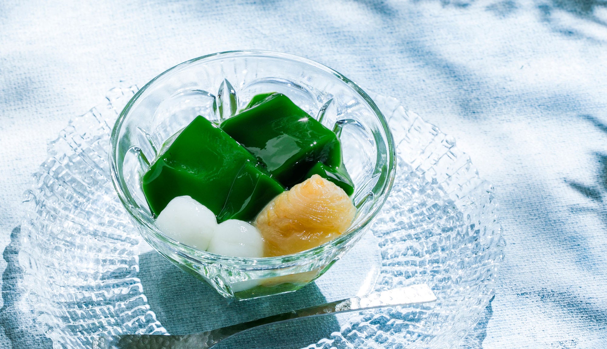 濃いめの抹茶のゼリイにいよかんピールや夏みかんを練り込んだ爽やかな特製餡を添えて。
夏にぴったりな生茶ゼリイ［夏の果］をぜひお楽しみください。