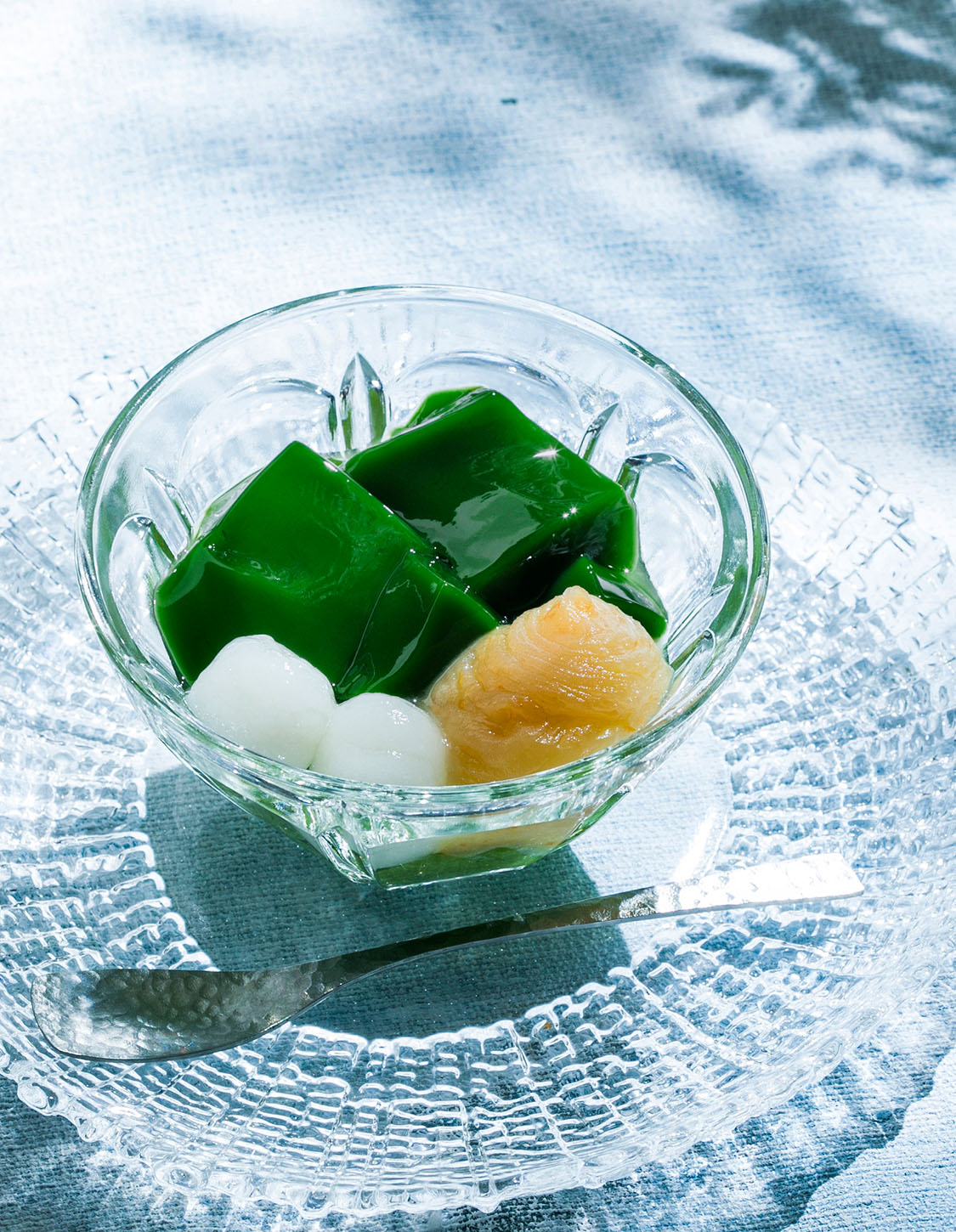 濃いめの抹茶のゼリイにいよかんピールや夏みかんを練り込んだ爽やかな特製餡を添えて。
夏にぴったりな生茶ゼリイ［夏の果］をぜひお楽しみください。