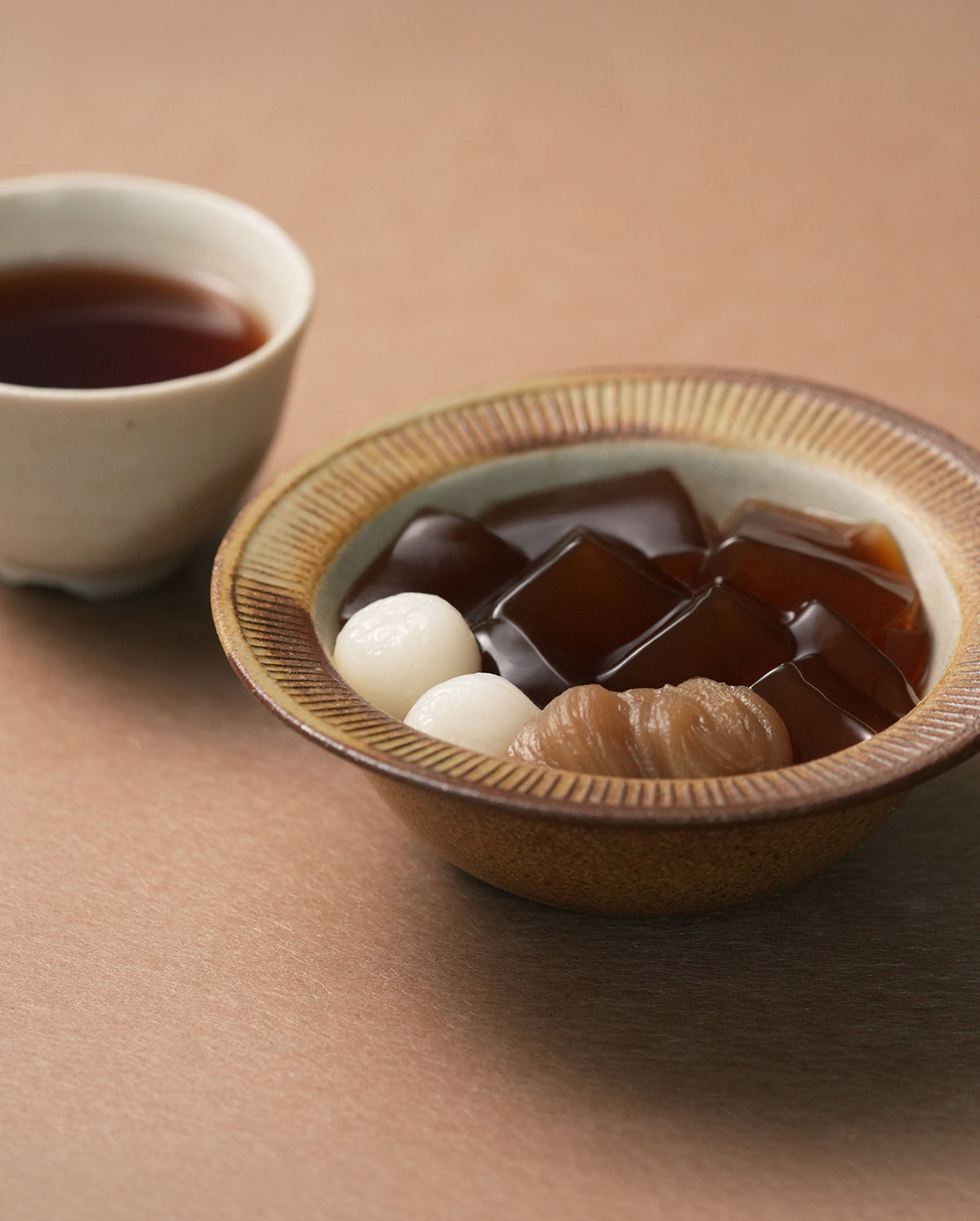 ホクホクの栗と白いんげん豆で仕立てた、特製の栗きんとん餡。通常よりも濃いめに抽出した、ほうじ茶のゼリーの香ばしさ。
季節の味覚を堪能する、『生茶ゼリイ［栗きんとん］』
